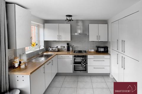2 bedroom house to rent, Field End, Farnham GU9