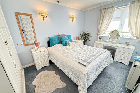 2 bedroom flat for sale, Well Lane, Greasby, CH49