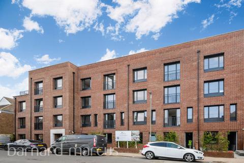3 bedroom flat for sale, Fallsbrook Road, London