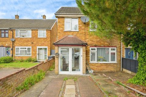 3 bedroom semi-detached house to rent, Oatfield Close, Luton, LU4