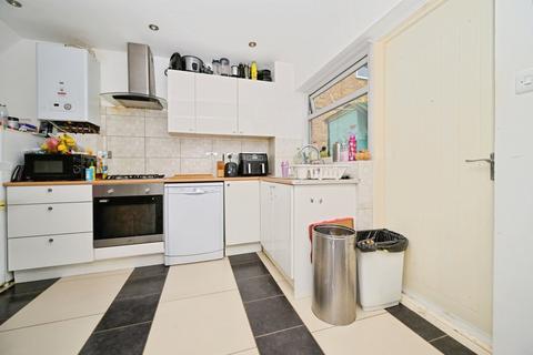 3 bedroom semi-detached house to rent, Oatfield Close, Luton, LU4