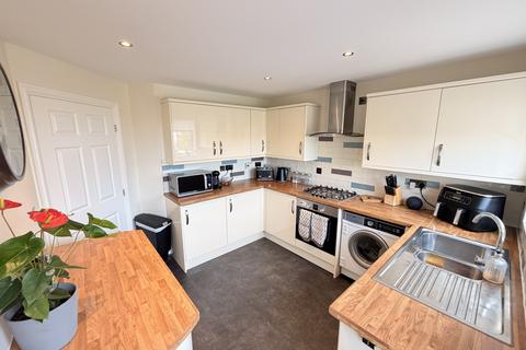 3 bedroom detached bungalow to rent, Burton Rise, Nottingham, NG17