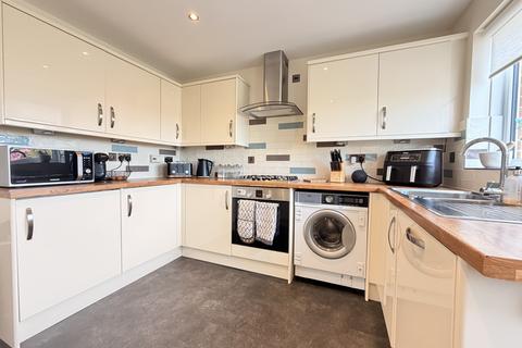 3 bedroom detached bungalow to rent, Burton Rise, Nottingham, NG17