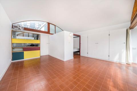 Studio to rent, Golden Lane Estate, London EC1Y