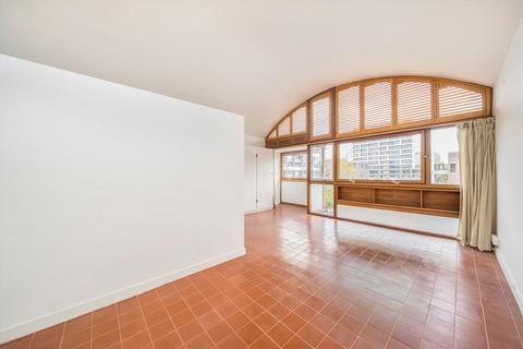Studio to rent, Golden Lane Estate, London EC1Y