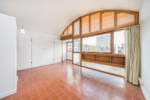 Studio to rent, Golden Lane Estate, London EC1Y