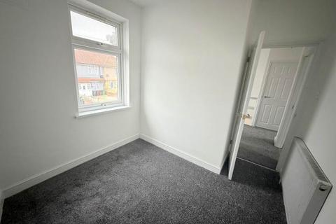 3 bedroom terraced house to rent, Fieldway, Dagenham RM8