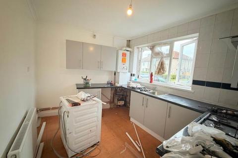 3 bedroom terraced house to rent, Fieldway, Dagenham RM8