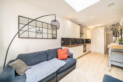 1 bedroom flat to rent, Byrne Road, London SW12
