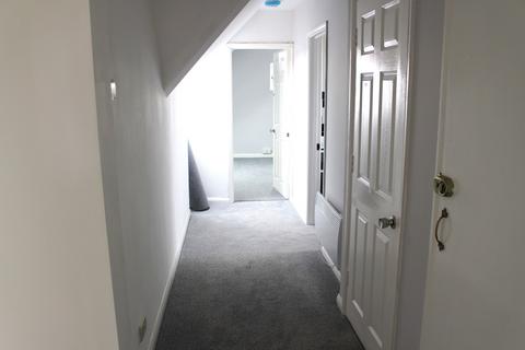 3 bedroom flat to rent, High Street, Ingatestone, CM4
