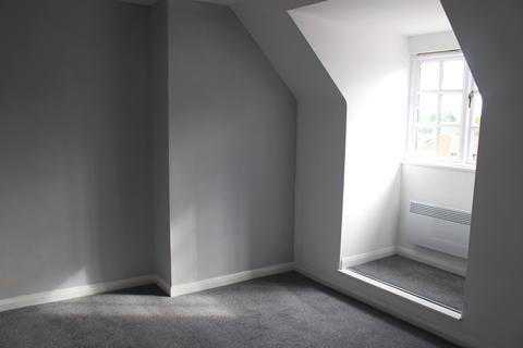 3 bedroom flat to rent, High Street, Ingatestone, CM4