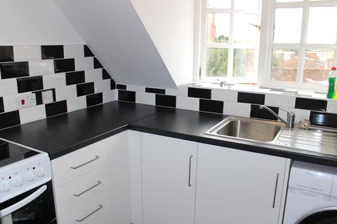 3 bedroom flat to rent, High Street, Ingatestone, CM4