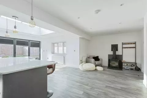 4 bedroom detached house for sale - View 3