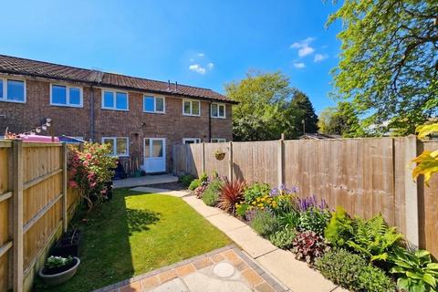 2 bedroom terraced house to rent, Grove Lane, Hale, Altrincham
