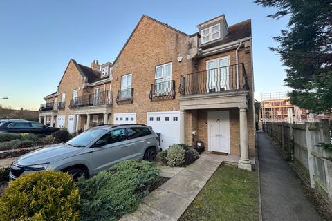 4 bedroom semi-detached house to rent, Kingsway Mews, SL2 3UR