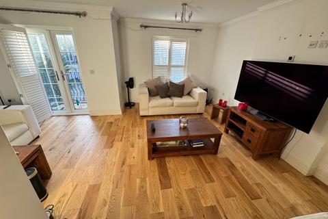 4 bedroom semi-detached house to rent, Kingsway Mews, SL2 3UR