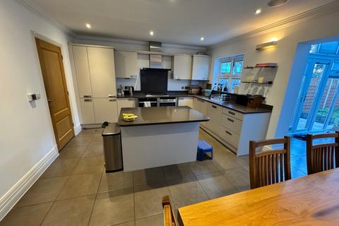 4 bedroom semi-detached house to rent, Kingsway Mews, SL2 3UR