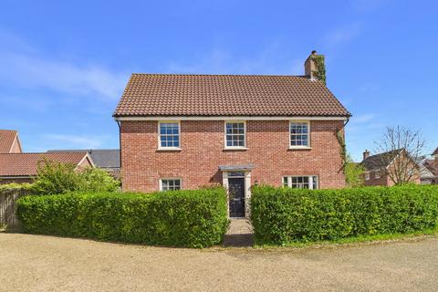 4 bedroom detached house for sale, Warren Avenue, Saxmundham