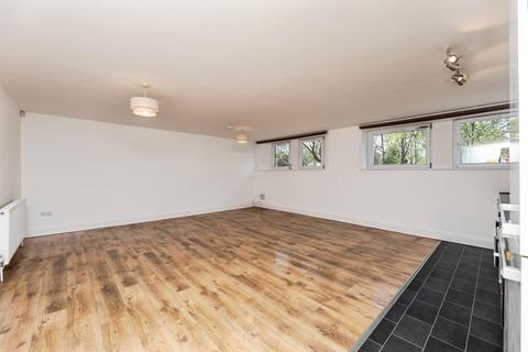 3 bedroom apartment for sale, Bruntcliffe Road, Morley, Leeds