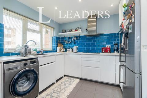 3 bedroom terraced house to rent, Egmont Road, KT12