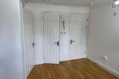 Studio to rent, Roman Road, London