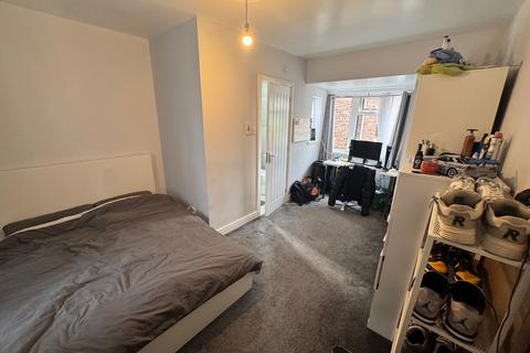 4 bedroom semi-detached house to rent, Drayton Street, Newcastle-under-Lyme, ST5