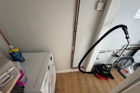 4 bedroom semi-detached house to rent, Drayton Street, Newcastle-under-Lyme, ST5