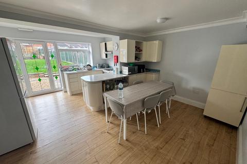 4 bedroom semi-detached house to rent, Drayton Street, Newcastle-under-Lyme, ST5