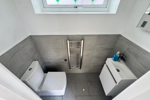 4 bedroom semi-detached house to rent, Drayton Street, Newcastle-under-Lyme, ST5
