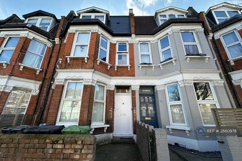 Studio to rent, Hampden Road, London, N8
