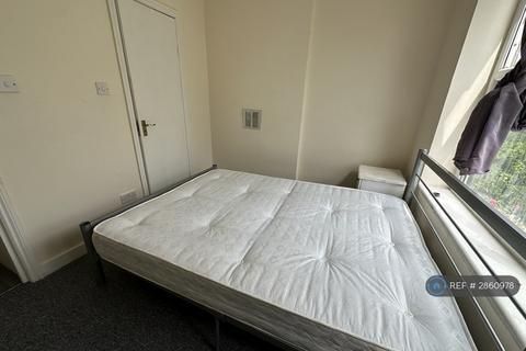 Studio to rent, Hampden Road, London, N8