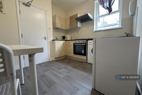 Studio to rent, Hampden Road, London, N8