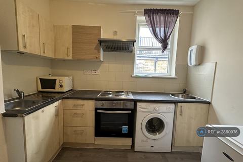 Studio to rent, Hampden Road, London, N8