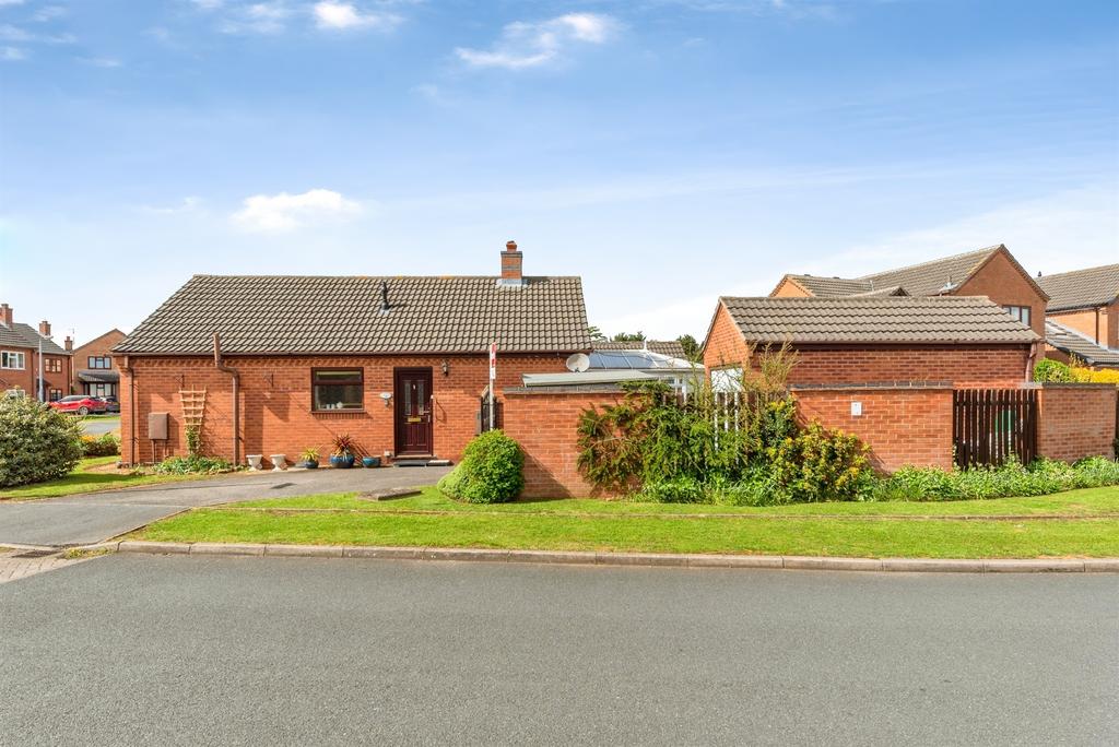 2 bedroom detached bungalow for sale