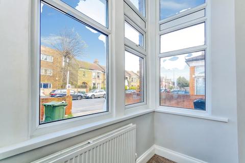 2 bedroom flat for sale, Babington Road, LONDON, London, SW16