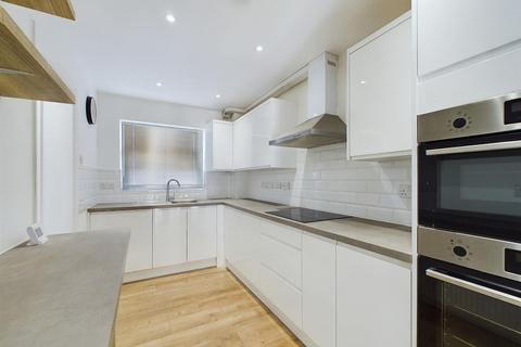 3 bedroom terraced house to rent, Alpine Road, Walton-On-Thames