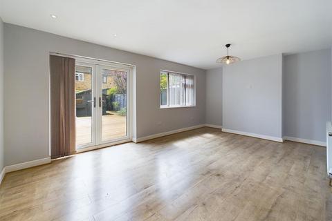 3 bedroom terraced house to rent, Alpine Road, Walton-On-Thames