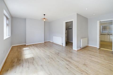 3 bedroom terraced house to rent, Alpine Road, Walton-On-Thames