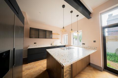3 bedroom terraced house to rent, Albert Road East, Altrincham WA15