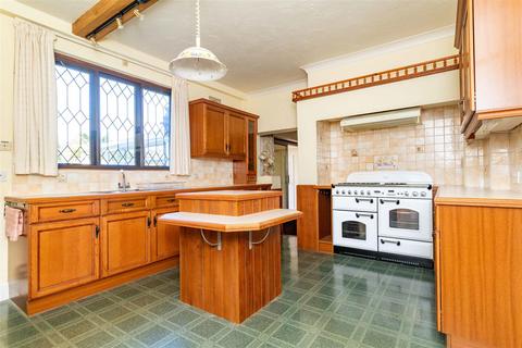 4 bedroom detached house for sale, Central Avenue, Worthing
