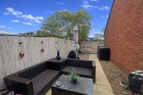 3 bedroom end of terrace house to rent, Byfleet, Surrey, KT14