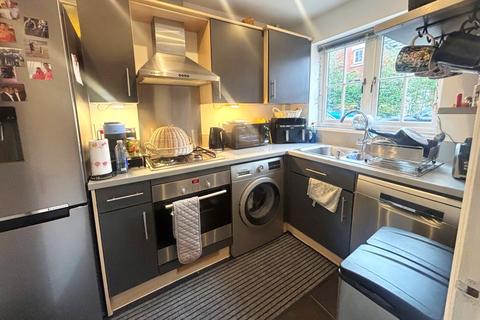 3 bedroom end of terrace house to rent, Byfleet, Surrey, KT14