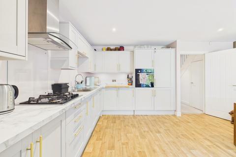 4 bedroom semi-detached house for sale, Woodside, Hull, East Riding of Yorkshire, HU8 9FL