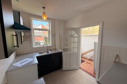 2 bedroom terraced house to rent, Walthall St, Crewe