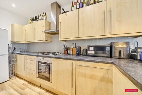 3 bedroom flat to rent, Walworth Road, London, SE17