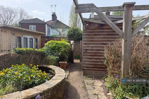 3 bedroom end of terrace house to rent, Hollis Row, Redhill, RH1