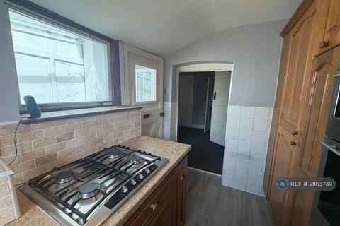 3 bedroom end of terrace house to rent, Hollis Row, Redhill, RH1