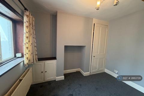 3 bedroom end of terrace house to rent, Hollis Row, Redhill, RH1