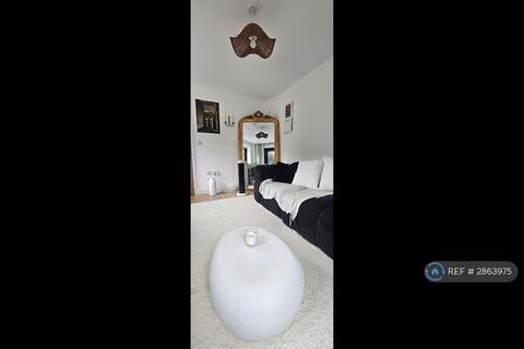 2 bedroom semi-detached house to rent, Furness Quay, Salford, M50