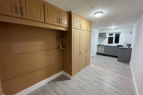 Studio to rent, 96 Mornington Crescent, Hounslow TW5